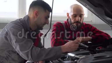 两名专业机械师在汽车修理厂修理一辆汽车。 汽车服务、维修和保养